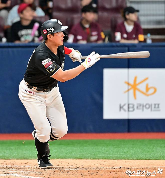 KT 위즈 베테랑 내야수 황재균이 프로 생활 20년을 뒤로 하고 현역 은퇴를 결정했다. 황재균은 2025시즌 종료 뒤 세 번째 FA 자격을 신청해 KT와 잔류 협상을 펼쳤지만, 끝내 잔류 계약 없이 선수 생활을 마무리했다. 엑스포츠뉴스 DB