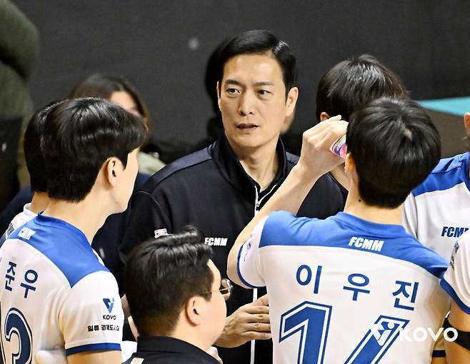 김상우 감독(중앙)의 작전 지시를 듣는 삼성화재 선수들 [한국배구연맹 제공. 재판매 및 DB 금지]