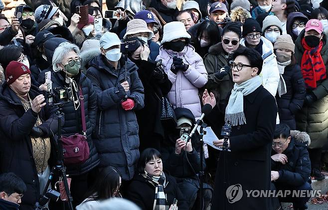 비상계엄 1주년 기자회견 하는 한동훈 전 대표 (서울=연합뉴스) 김인철 기자 = 국민의힘 한동훈 전 대표가 3일 서울 여의도 국회도서관 앞 쪽문에서 12ㆍ3 비상계엄 1주년 관련 기자회견을 하고 있다. 2025.12.3 yatoya@yna.co.kr