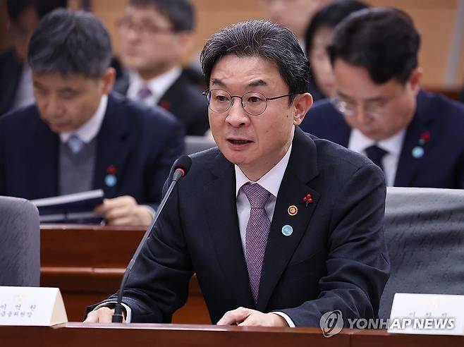 업무보고하는 이억원 금융위원장 (서울=연합뉴스) 김도훈 기자 = 이억원 금융위원장이 19일 정부서울청사 별관에서 이재명 대통령에게 업무보고를 하고 있다. 2025.12.19 superdoo82@yna.co.kr