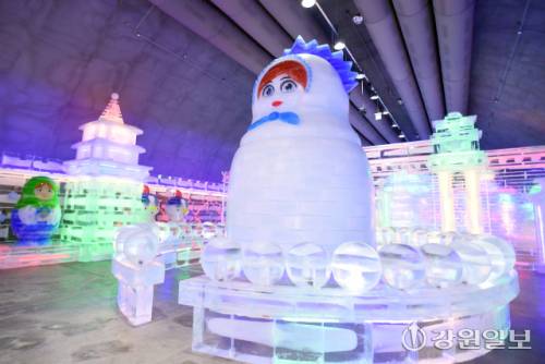 2026 얼음나라 화천산천어축제의 인기 프로그램 중 하나인 세계 최대 실내얼음조각광장이 20일 타빙식을 시작으로 운영에 들어갔다. 실내얼음조각광장에는 신라시대 황룡사지 9층 목탑을 비롯해 다양한 캐릭터와 세계 유명 건축물 조각 30여점이 전시된다.
