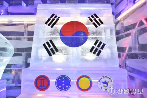 2026 얼음나라 화천산천어축제의 인기 프로그램 중 하나인 세계 최대 실내얼음조각광장이 20일 타빙식을 시작으로 운영에 들어갔다. 실내얼음조각광장에는 신라시대 황룡사지 9층 목탑을 비롯해 다양한 캐릭터와 세계 유명 건축물 조각 30여점이 전시된다.