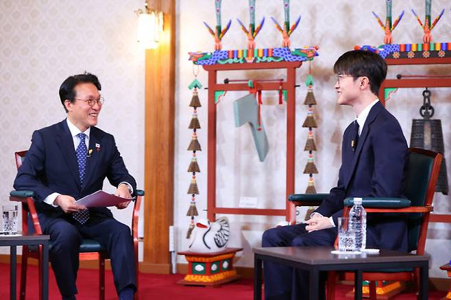 김민석 국무총리(왼쪽)가 지난 18일 서울 국무총리 공관에서 프로게이머 ‘페이커’ 이상혁 선수를 초청해 ‘제7차 토론나라: 총리의 인터뷰’를 진행하고 있다.(사진=연합뉴스)