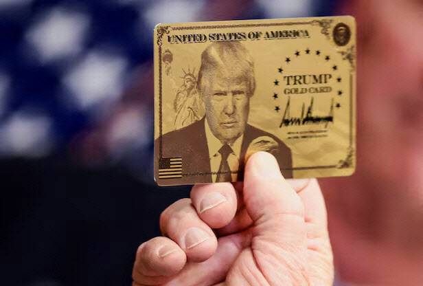 도널드 트럼프 미국 대통령이 19일(현지시각) 워싱턴 D.C. 백악관에서 자신의 초상이 새겨진 ‘트럼프 골드 카드’를 보여주고 있다.(사진=로이터/연합뉴스)