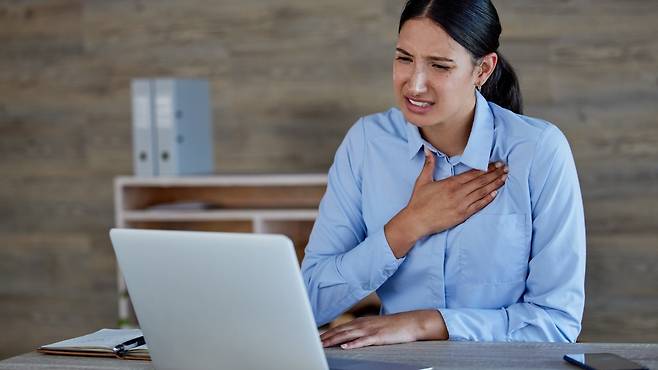 가슴쓰림은 위식도역류질환의 대표적인 증상이다. 최근 젊은 층 발병률이 높아지고 있다｜출처:&nbsp;클립아트코리아