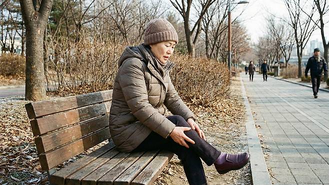 척추관 협착증은 5~10분만 걸어도 다리 저림과 통증이 생기는 '간헐적 파행' 증상이 흔히 나타난다 ｜출처: Gemini