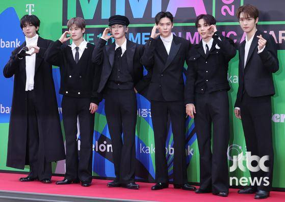 20일 오후 서울 고척스카이돔에서 2025 멜론 뮤직 어워드 레드카펫 행사가 열렸다. 그룹 라이즈가 포토타임을 갖고 있다. 박세완 엔터뉴스팀 기자 park.sewan@jtbc.co.kr