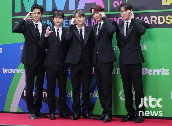 20일 오후 서울 고척스카이돔에서 2025 멜론 뮤직 어워드 레드카펫 행사가 열렸다. 그룹 엑소가 포토타임을 갖고 있다. 박세완 엔터뉴스팀 기자 park.sewan@jtbc.co.kr
