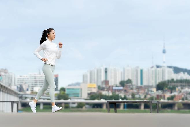 40~60분 정도 활기차게 걷는다는 느낌을 유지해야 신진대사를 높이고 복부지방을 감소시키는 데 도움이 된다. 사진=게티이미지뱅크