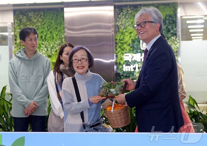 20일 오후 제주국제공항 국제선 입국장에서 일본 후쿠오카발 직항기(티웨이항공 TW228편)를 타고 제주를 찾은 일본 관광객들이 도착해 환영 선물을 받고 있다. 제주~후쿠오카 직항 노선은 코로나19 팬데믹으로 2020년 이후 중단됐다가 6년 만에 재개됐다.2025.12.20/뉴스1 ⓒ News1 홍수영 기자