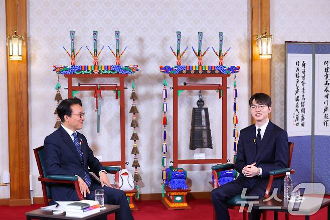 김민석 국무총리가 20일 서울 국무총리공관에서 열린 '제7차 K-토론나라'에서 '페이커' 이상혁 선수와 만나 이야기를 나누고 있다. (총리실 제공. 재판매 및 DB금지) 2025.12.20/뉴스1