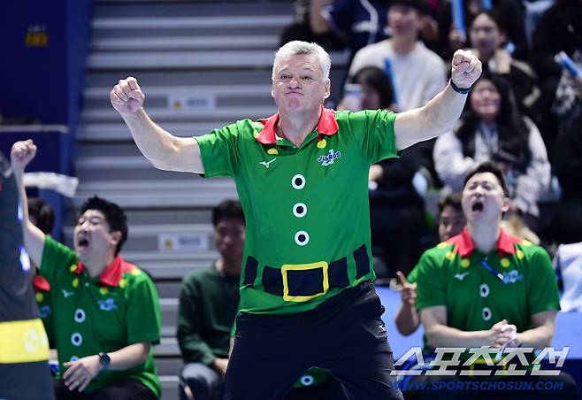 1세트 짜릿한 득점에 포효하는 대한항공 헤난 감독.