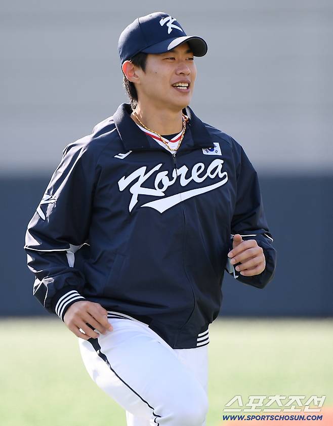 야구 국가대표팀이 2일 오후 경기도 고양 야구대표팀 훈련장에서 첫 훈련을 시작했다. 송성문이 밝은 표정으로 몸을 풀고 있다. 고양=정재근 기자 cjg@sportschosun.com/2025.11.2/