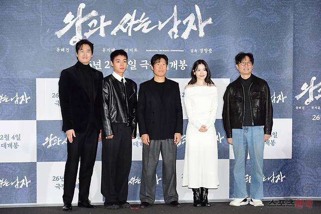 영화 '왕과 사는 남자' 제작보고회에 참석한&nbsp; 유지태, 박지훈, 유지태, 전미도. 장항준 감독&nbsp; 25.12.19 ⓒ이혜영 기자 lhy@hankooki.com