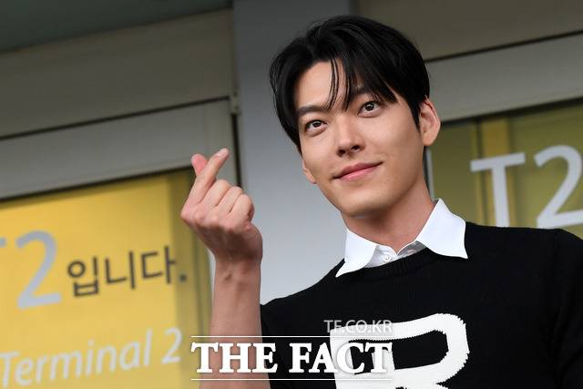 김우빈과 신민아는 2015년 7월 공개연애를 시작해 10년간 사랑을 이어왔다./더팩트DB