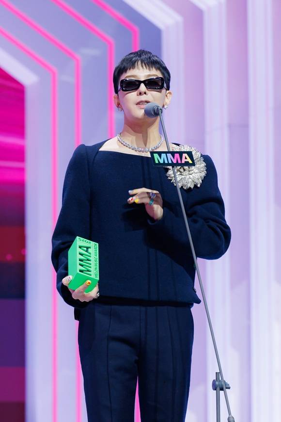 음악 플랫폼 멜론이 20일 오후 서울 구로구 고척스카이돔에서 '2025 MMA'를 개최했다. 지드래곤은 이날 시상식의 첫 번째 수상자와 마지막 수상자를 모두 차지했다./멜론