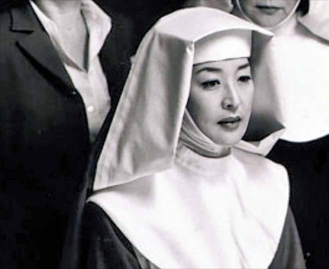 연극 ‘신의 아그네스’에서 ‘아그네스 수녀’ 역을 맡았던 때의 배우 윤석화.