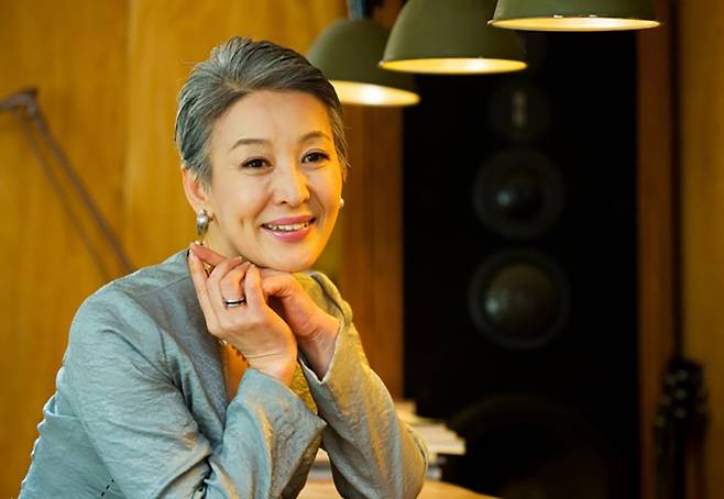 19일 별세한 배우 윤석화의 생전 모습. 연극 ‘햄릿’(2016)에서 예순 나이에 햄릿의 연인 오필리아를 연기했을 만큼, 무대 위 그는 세월에 아랑곳없이 늘 청춘이었다. /정재근 스포츠조선 기자