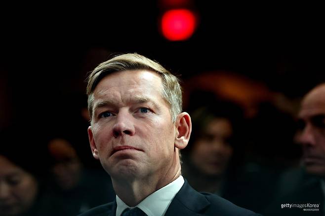 2025년 11월 17일(현지시간) 미국 워싱턴DC 웨스틴 DC 다운타운에서 열린 ‘맥도날드 임팩트 서밋’에서 크리스 켐프친스키 맥도날드 최고경영자(CEO)가 도널드 트럼프 미국 대통령의 발언을 듣고 있다. 트럼프 대통령은 이 자리에서 경제 현안과 함께 팁·초과근무 수당에 대한 세제 혜택을 포함한 ‘원 빅 뷰티풀 빌 법안(One Big Beautiful Bill Act)’을 강조하며 맥도날드 가맹점주들을 상대로 연설했다. 사진=Win McNamee/Getty Images