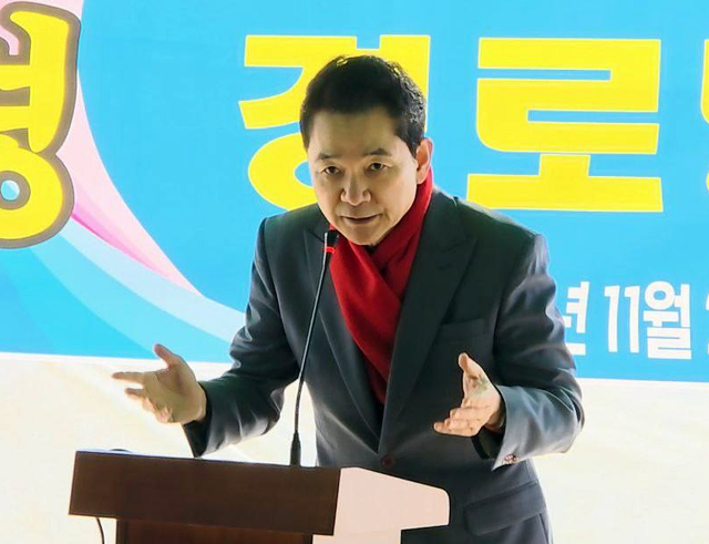 윤석열 정부 대통령실 미래전략기획관을 지낸 장성민 국민의힘 전 의원이 경기 안산갑 당협위원장으로서 지역 행사에 참석하고 있다.<장성민 전 국회의원 페이스북 사진 갈무리>