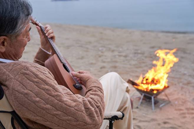 개미처럼 일했다면 노후에는 좀 베짱이처럼 살아보고 싶은 게 모든 직장인들의 로망이다. 일단 매달 월급을 쪼개 연금부터 넣을 일이다. 그리고 50대에 들어섰다면 그 연금을 '더 오래, 더 많이' 받는 법을 공부할 때다. '연금부자'야말로 노후생활의 진정한 승자라는 게 전문가들의 조언한다. /게티이미지뱅크