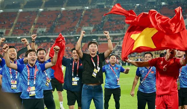 [서울=뉴시스] 베트남 23세 이하(U-23) 축구 대표팀을 이끌고 2025 동남아시안(SEA) 게임 남자 축구에서 우승한 김상식 감독. 사진은 2024 아세안(ASEAN) 미쓰비시일렉트릭컵(미쓰비시컵) 우승 당시. (사진=베트남축구협회 홈페이지 캡쳐) 2025.01.06. photo@newsis.com *재판매 및 DB 금지 /사진=뉴시스