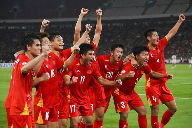 김상식 감독이 이끄는 베트남 23세 이하(U-23) 축구 대표 선수들이 29일(현지 시간) 인도네시아 자카르타의 겔로라 붕 카르노 스타디움에서 열린 2025 아세안축구연맹(AFF) U-23 챔피언십 결승전 인도네시아와 경기 전반 37분 응우옌 꽁 프엉의 선제골에 환호하고 있다. 베트남이 1-0으로 승리하고 대회 3연패를 달성했다.뉴시스