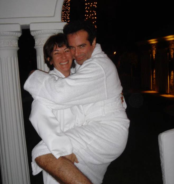 미국 법무부가 19일 공개한 길레인 맥스웰과 유명 마술사 데이비드 코퍼필드 사진. 미 법무부