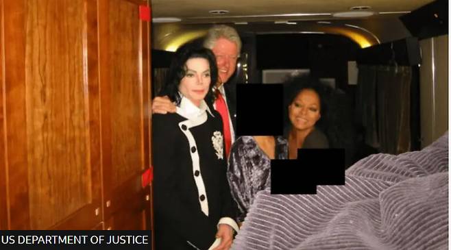 미국 법무부가 19일 공개한 엡스틴 사건 관련 사진. 미 법무부