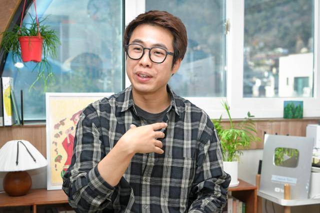 유튜브 채널 '크리에이티브 덴' 운영자 오대용씨는 지난달 28일 서울 종로구 청운동 자택에서 한국일보와 만나 유튜브는 여전히 블루오션이라며 "사람들이 보고 싶어하는 건 정해져 있으니 그걸 잘 파악해 채널의 매력이나 차별성을 만들면 된다"고 말했다. 임지훈 인턴기자