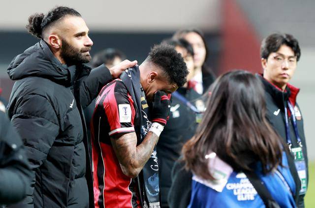 FC서울의 제시 린가드가 10일 서울월드컵경기장에서 열린 멜버린 시티와의 2025~26시즌 아시아축구연맹(AFC) 챔피언스리그 엘리트(ACLE) 리그 스테이지 6차전을 끝낸 뒤 팬들에게 작별을 고하던 도중 눈물을 쏟고 있다. 뉴스1