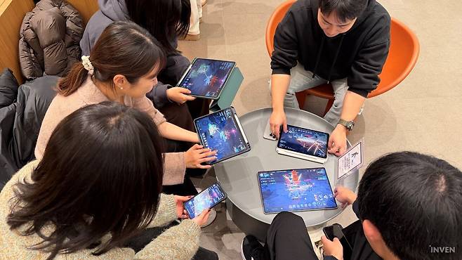 ▲ 행사장 근처에서 함께 '마비노기 모바일'을 플레이하던 유저들