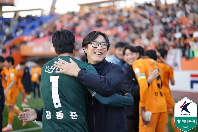 올 시즌 제주를 강등 위기에서 구한 김정수 감독대행은 사령탑 공석인 제주와 광주의 차기 감독 후보로 주목 받는다. 제주의 K리그1 잔류가 확정된 직후 선수들과 기쁨을 나누는 김정수 대행. 사진 한국프로축구연맹