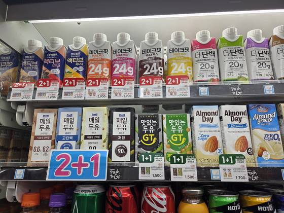 17일 서울 동대문구의 한 세븐일레븐 음료 매대에 두유, 아몬드우유 등 식물성 음료가 진열돼있다. 노유림 기자