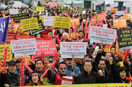 재개발·재건축은 주거환경을 개선하고 주택 공급을 늘릴 수 있지만, 대다수 원주민·임차인은 외곽 지역으로 밀려나는 고통을 겪어야 한다. 사진은 박원순 전 서울시장의 ‘뉴타운 출구전략’에 반대하는 쪽(위쪽 사진·2012년 2월)과 찬성하는 쪽(2012년 3월)의 집회 현장. [중앙포토]