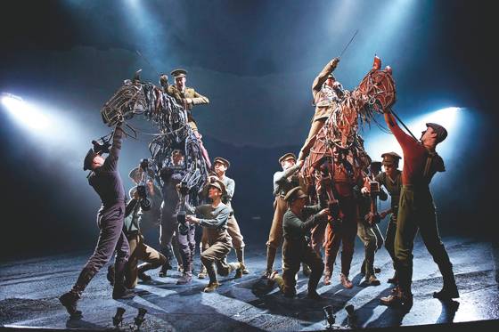 영국 국립극장의 연극 ‘워 호스’. [중앙포토]