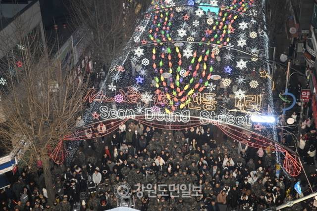 ▲ 화천 선등거리 점등식이 20일 화천읍 중앙로에서 주민과 군인, 관광객 등 2000여명이 참가한 가운데  열렸다. 김정호 기자