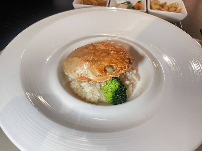 Crabmeat with egg white at Hobin (Hong Yoo/ The Korea Herald)
