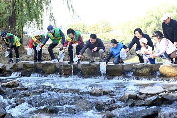 차준택 인천 부평구청장이 굴포천 대청소 행사에 참여하고 있는 모습. 부평구 제공