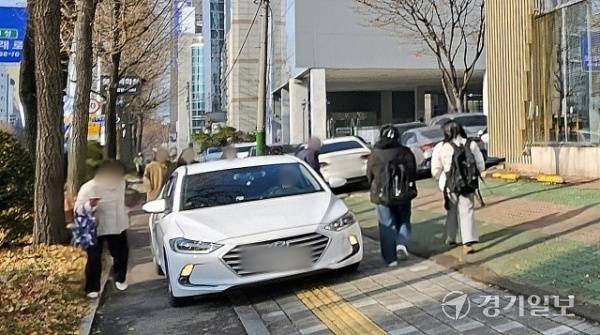 19일 오전 인천 남동구 한 식당 인근 거리. 한 차량이 인도를 지나 식당 앞에 주차하려는 가운데, 행인들이 차량을 비켜가고 있다. 박기웅기자