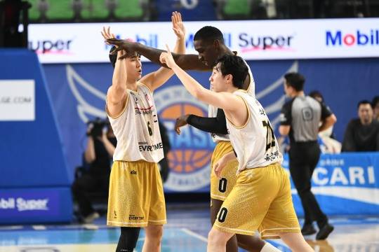 가스공사 박지훈, 오브라이언트, 소준혁의 하이파이브. 사진[연합뉴스]