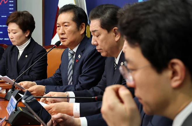 정청래 더불어민주당 대표가 지난 19일 서울 여의도 국회에서 열린 최고위원회의에서 모두발언을 하고 있다. [연합뉴스]