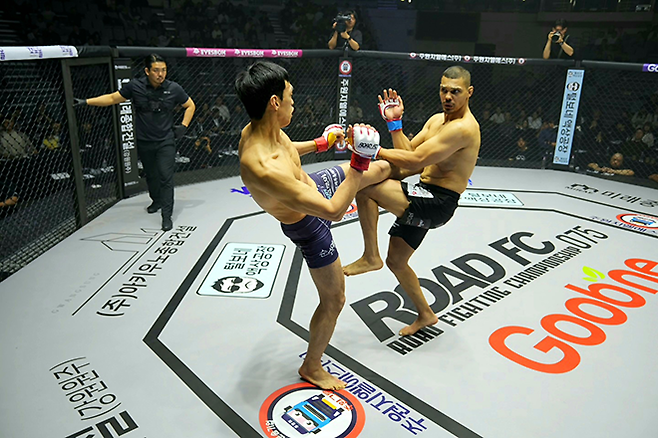 윤태영이 2025년 12월 서울특별시 중구 장충체육관 초대 로드FC 웰터급 챔피언결정전에서 브라질 ‘정글 파이트’를 제패한 케무에우 야시 오토니를 발로 차고 있다. 사진=세계격투스포츠협회