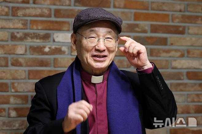 [서울=뉴시스] 박진희 기자 = 유엔 세계 명상의 날 한국위원회 공동위원장 윤종모 대한성공회 주교가 19일 서울 양천구 한 카페에서 인터뷰 하고 있다. 2025.12.20. pak7130@newsis.com