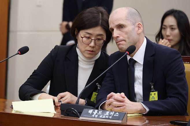 통역과 대화하는 해롤드 로저스 쿠팡 대표이사. 연합뉴스
