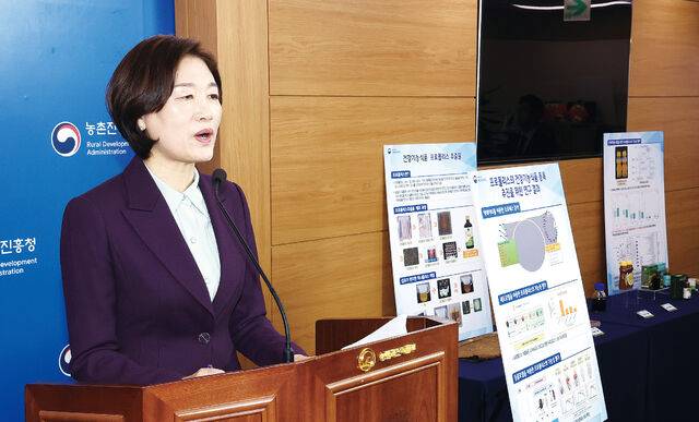 방혜선 농촌진흥청 국립농업과학원 농업생물부장이 18일 정부세종청사 농림축산식품부 기자실에서 양봉 산물인 프로폴리스 추출물에 대한 연구 결과를 설명하고 있다. 연합뉴스