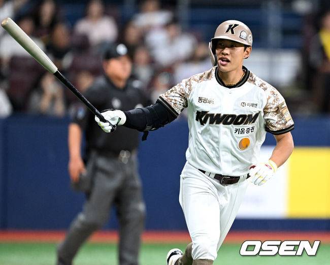 [OSEN=고척, 이대선 기자] 프로야구 키움 히어로즈가 극적인 끝내기 승리로 3연승을 질주했다. 키움은 6일 서울 고척스카이돔에서 열린 ‘2025 신한은행 SOL Bank KBO리그’은 LG 트윈스와의 경기에서 2-1로 승리했다. 10회말 끝내기 홈런을 기록한 키움 송성문이 환호하고 있다. 2025.06.06 /sunday@osen.co.kr