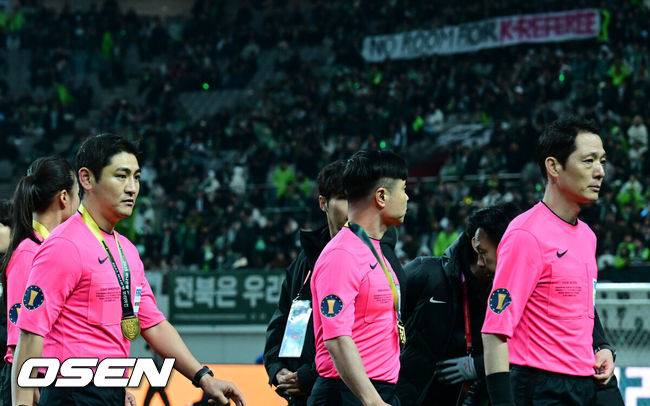 [OSEN=상암월드컵경기장, 조은정 기자] 전북현대가 끝내 정상에 섰다. 연장전 혈투 끝에 광주FC를 2-1로 꺾고 2025 하나은행 코리아컵 우승을 차지했다. 120분 동안 퇴장·부상·논란 상황이 뒤섞인 결승전이었지만, 마지막에 웃은 팀은 전북이었다.전북현대는 6일 오후 1시 30분 서울월드컵경기장에서 열린 2025 하나은행 코리아컵 결승전에서 광주FC와 맞붙어 2-1로 승리했다.심판상 시상에 팬들이 야유를 보내고 있다. 2025.12.06 /cej@osen.co.kr