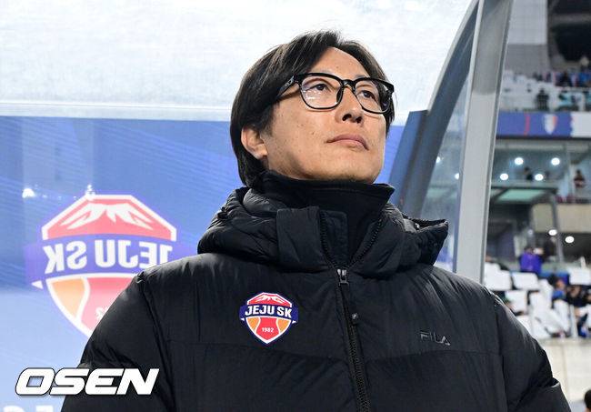 [OSEN=수원월드컵경기장, 최규한 기자] 3일 오후 경기도 수원월드컵경기장에서 ‘K리그 승강 플레이오프(PO)’ 1차전 수원 삼성과 제주 SK의 경기가 열렸다.K리그1 11위인 제주와 K리그2 2위인 수원의 격돌이다. 1부리그의 주인공을 정하는 이번 승강 PO는 홈 앤드 어웨이 방식으로 치러진다. 3일 수원에서 1차전을 치른 뒤 7일 제주월드컵경기장으로 장소를 옮겨 2차전을 벌인다.경기를 앞두고 제주 김정수 감독대행이 피치를 바라보고 있다. 2025.12.03 / dreamer@osen.co.kr