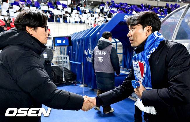 [OSEN=수원월드컵경기장, 최규한 기자] 3일 오후 경기도 수원월드컵경기장에서 ‘K리그 승강 플레이오프(PO)’ 1차전 수원 삼성과 제주 SK의 경기가 열렸다.K리그1 11위인 제주와 K리그2 2위인 수원의 격돌이다. 1부리그의 주인공을 정하는 이번 승강 PO는 홈 앤드 어웨이 방식으로 치러진다. 3일 수원에서 1차전을 치른 뒤 7일 제주월드컵경기장으로 장소를 옮겨 2차전을 벌인다.경기를 앞두고 수원 변성환 감독과 제주 김정수 감독대행이 인사를 나누고 있다. 2025.12.03 / dreamer@osen.co.kr